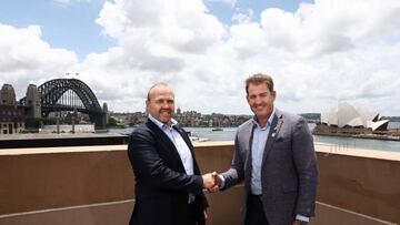 El CEO de Rugby Australia Andy Marinos y el CEO de New Zealand Rugby Mark Robinson, estrechan sus manos tras firmar la renovaci¨®n del acuerdo de la Super Rugby hasta el a?o 2030.