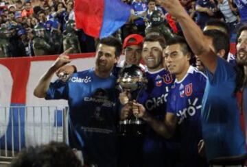 El plantel campeón dando la vuelta olímpica y celebrando junto a su afición.