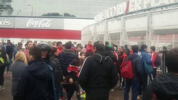 El estadio Monumental es desalojado por amenaza de bomba.