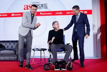 Vicente Capitán, Juan Carlos Unzué y el doctor Jesús Porta-Etessam, tras su charla sobre la ELA. 