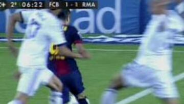 <b>52'. </b>Pepe mete el pie a Iniesta, pero no es para pena máxima.
