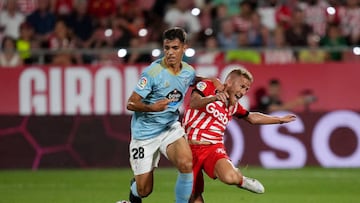 Gabri Veiga pugna por el balón con Samu Sáiz durante el partido entre el Girona y el Celta en Montilivi.