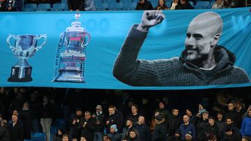 Una imagen del Ettihad con una pancarta de Guardiola y sus títulos con el City.