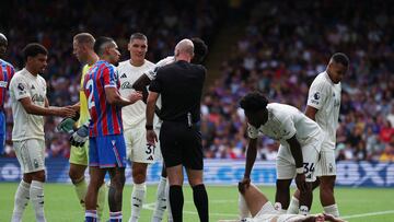 Soccer Football - Premier League - Crystal Palace v Nottingham Forest - Selhurst Park, London, Britain - August 24, 2025 Nottingham Forest's Neco Williams reacts on the ground after a collision with Crystal Palace's Daniel Munoz REUTERS/Ian Walton EDITORIAL USE ONLY. NO USE WITH UNAUTHORIZED AUDIO, VIDEO, DATA, FIXTURE LISTS, CLUB/LEAGUE LOGOS OR 'LIVE' SERVICES. ONLINE IN-MATCH USE LIMITED TO 120 IMAGES, NO VIDEO EMULATION. NO USE IN BETTING, GAMES OR SINGLE CLUB/LEAGUE/PLAYER PUBLICATIONS. PLEASE CONTACT YOUR ACCOUNT REPRESENTATIVE FOR FURTHER DETAILS..