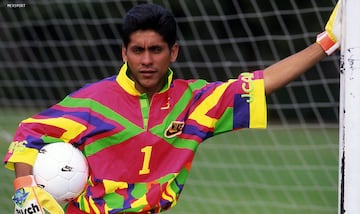 Jorge Campos, portero de México, con su equipación para el Mundial de 1994.
