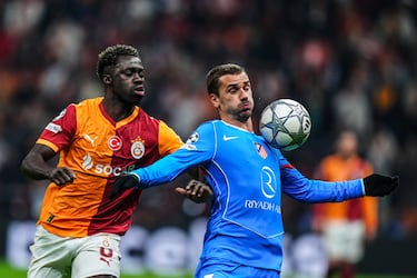 Davinson Sánchez presiona a Antoine Griezmann en una de las acciones del tramo final, en un partido donde el francés buscó el gol