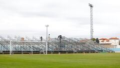 Trabajos de instalación de gradas supletorias en el estadio Juan Carlos Higuero de Aranda de Duero, donde se jugará el Arandina-Real Madrid de la Copa del Rey.