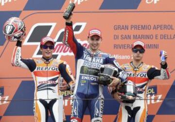 Jorge Lorenzo ganador del Gran Premio de San Marino, en el podio con el segundo clasificado Marc Márquez, y el tercer clasificado de España Dani Pedrosa, en el circuito de Misano.