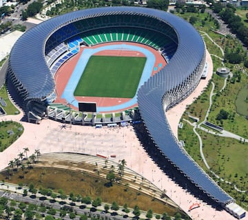 El World Games Stadium de Kaohsiung en Taiwn se construy en el a?o 2009 para ser utilizado como el estadio de atletismo y rugby de los Juegos Mundiales del a?o 2009. Tiene una forma en semi espiral y su parte exterior est cubierta con placas solares. Estas aportan la electricidad que necesita el complejo para funcionar y es el primer estadio del mundo que utiliza la energa fotovoltaica.