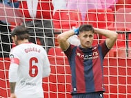 SEVILLA, 04/01/2026.- El delantero del Levante, Iván Romero (d) lamenta una ocasión de gol fallada ante el Sevilla FC durante el partido de la jornada 18 de Liga que se disputa en el estadio Sánche Pizjuán. EFE/José Manuel Vidal