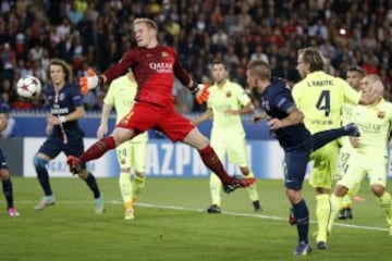 El jugador del París Saint-Germain Marco Verratti, remata de cabeza para conseguir el segundo gol ante el portero del FC Barcelona, Ter Stegen, durante el partido del grupo F de Champions League disputado en el estadio Parque de los Príncipes de París, Francia, el 30 de septiembre del 2014.