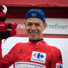 De la Cruz takes stage 9 and pulls on the red jersey