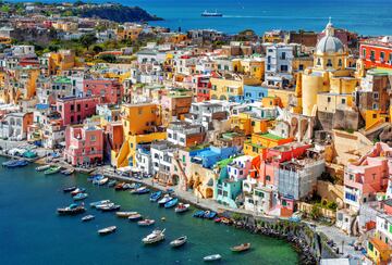 Municipio italiano localizado en la ciudad metropolitana de Nápoles, región de Campania. Prócida ofrece una imagen única de casas color pastel, cielo azul y mar cristalino. Esta isla volcánica en el golfo de Nápoles parece casi intemporal, en un entorno idílico de barcos de pesca y pequeños pueblos encaramados en las colinas.