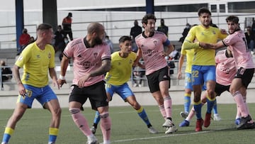 Sergi Cardona (18 en el pantal&oacute;n), entre Edu Ramos y Granero.