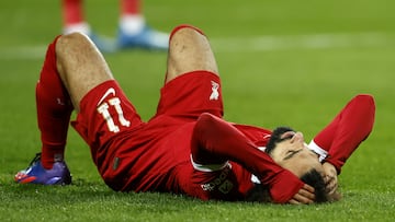 Mohamed Salah, jugador del Liverpool, se lamenta sobre el césped durante el partido ante el Toulouse.