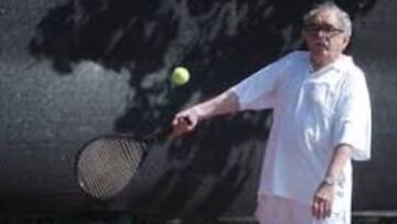 Garc&iacute;a M&aacute;rquez, jugando al tenis.