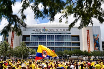 El NRG Stadium desde fuera, antes del partido de Colombia con Paraguay. Miles de aficionados de la Tricolor se concentraron para hacer banderazo y vivir la fiesta de la Copa América.