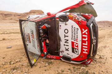 Así ha sido el revolcón de Lategan y su copiloto Cummings Brett durante los primeros kilómetros de la especial. Lategan ha sido trasladado al hospital con una fractura de clavícula provocada por el accidente. 