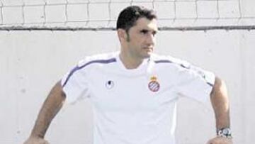 <b>TRANQUILO. </b>Ernesto Valverde se mira fríamente la sesión de trabajo físico que realizó el equipo ayer.