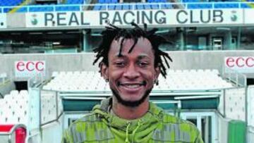 <b>TCHITÉ CELEBRÓ AYER SU 25 CUMPLEAÑOS.</b> Aunque en la mayoría de los ficheros aparece el día de hoy, 31 de enero, como el de su cumpleaños, lo cierto es que el africano sostiene que su onomástica fue ayer y por eso invitó a sus compañeros a degustar los pinchos que hasta la carpa-gimnasio de La Albericia llevó Miguel, uno de los propietarios del Restaurante Gambrinus, de la Avenida de Los Castros. Luego, de postre, el de Bujumbura quiso compartir con los lectores de AS, en El Sardinero, la tarta de cumpleaños. El jugador, siempre bromista, antes de soplar las velas, sembró, riendo, la duda: "Memé, 32; en el pasaporte, 25". Las cosas de Tchité.