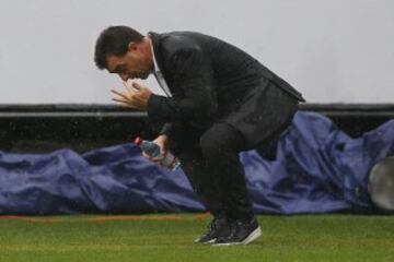 Futbol, Everton vs Colo Colo.
Decimotercera fecha, campeonato de Clausura 2016/17
El entrenador de Colo Colo Pablo Guede da instrucciones a sus jugadores durante el partido de primera division contra Everton en el estadio Sausalito en ViÃ±a del Mar, Chile.
07/05/2017
Marcelo Hernandez/Photosport***************

Football, Everton vs Colo Colo.
13th date, Clousure Championship 2016/17
Colo Colo's manager Pablo Guede instructs his players  during the first division football match against Everton at Sausalito  stadium in ViÃ±a del Mar, Chile.
07/05/2017
Marcelo Hernandez/Photosport
