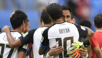 Costa Rica&#039;s players react at the end of the Russia 2018 World Cup Group E football match between Brazil and Costa Rica at the Saint Petersburg Stadium in Saint Petersburg on June 22, 2018. / AFP PHOTO / GABRIEL BOUYS / RESTRICTED TO EDITORIAL USE - NO MOBILE PUSH ALERTS/DOWNLOADS