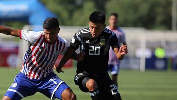 Paraguay&#039;s Marcelo Rolon (L) vies for the ball with Argentina&#039;s Thiago Almada (R) during their South American U-20 football match at La Granja stadium in Curico, Chile, on January 20, 2019. (Photo by CLAUDIO REYES / AFP)