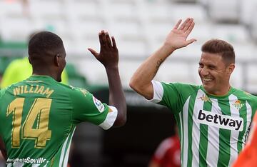 Mientras los dos jugadores del Betis se encontraban jugando el derbi de la ciudad de Sevilla, sus casas estaban intentando ser robadas. Afortunadamente para los futbolistas, los ladrones no se llevaron prácticamente nada.