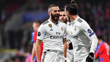 Benzema celebra uno de sus goles con Bale.