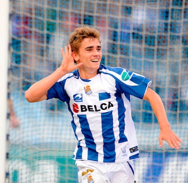 Comenzó su formación jugando en el equipo de su población natal, el UF Mâconnais. Hizo pruebas en varios equipos profesionales franceses pero ninguno se decidió por él. Finalmente, con 13 años, acabó en la cantera de la Real Sociedad.