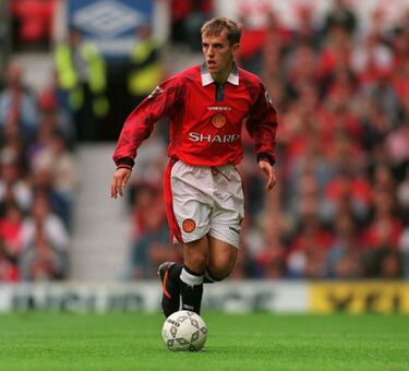 El menor de los Neville saltó a la primera plantilla del United dos años después que su hermano. También era lateral pero jugaba en el otro carril, en el izquierdo. Al contrario que Gary, nunca se llegó a asentar como titular indiscutible y se marchó al Everton en 2005, donde jugó ocho temporadas más antes de retirarse. 