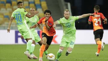 Soccer Football - Europa League - Round of 16 Second Leg - Shakhtar Donetsk v VfL Wolfsburg - NSC Olimpiyskiy, Kyiv, Ukraine - August 5, 2020 VfL Wolfsburg's Maximilian Arnold in action with Shakhtar Donetsk's Taison, as play resumes behind clos