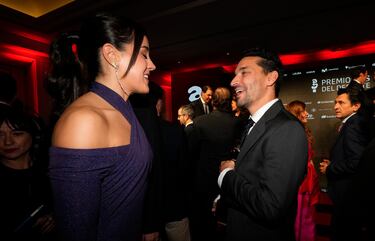 La galardonada con el Premio Deporte en Positivo, Carolina Marín, bromea con Jesús Navas, Premio Trayectoria.