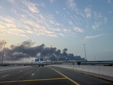 Columnas de humo se elevan desde el puerto de Jebel Ali tras un ataque iraní.