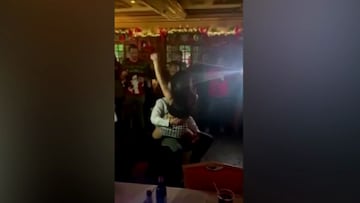 El polémico baile erótico de una policía a su superior en una fiesta de Navidad