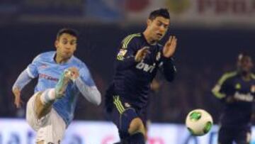 El defensa del Celta de Vigo Hugo Mallo (i) despeja un bal&oacute;n ante el portugu&eacute;s Cristiano Ronaldo, del Real Madrid, durante el partido de ida de los octavos de final de la Copa del Rey que est&aacute;n disputado esta noche en el estadio de Bala&iacute;dos, en Vigo