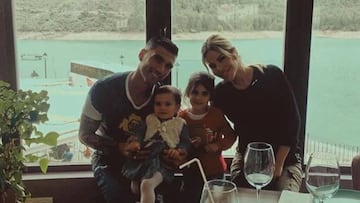Jos¨¦ Antonio Reyes con su mujer, Noelia L¨®pez, y sus dos hijas, Noelia y Triana.