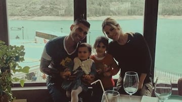 José Antonio Reyes con su mujer, Noelia López, y sus dos hijas, Noelia y Triana.