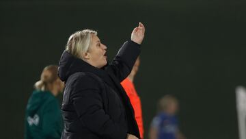 La entrenadora del Chelsea, Emma Hayes, durante el encuentro correspondiente a la fase de grupos ante el Real Madrid. EFE/ Juanjo Martín.