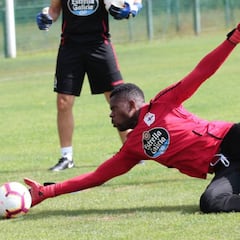 Francis madruga para defender la portería del Deportivo