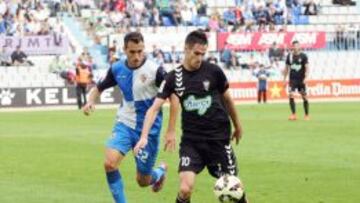 Kiko Olivas (i) la temporada pasada jugando con el Sabadell ante el Albacete.