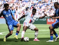 Lyon's Brazilian forward #09 Endrick (C) fights for the ball with Auxerre's Norwegian defender #22 Fredrik Oppegard (L) and Auxerre's Swiss defender #24 Bryan Okoh during the French L1 football match between Olympique Lyonnais (OL) and AJ Auxerre at the Groupama Stadium in Decines-Charpieu, central-eastern France, on April 25, 2026. (Photo by ARNAUD FINISTRE / AFP)