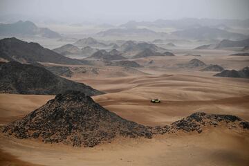 El piloto chino Han Wei y su copiloto chino Ma Li compiten durante la séptima etapa del Dakar. 