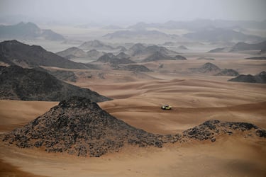 El piloto chino Han Wei y su copiloto chino Ma Li compiten durante la séptima etapa del Dakar. 