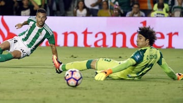 Memo Ochoa salva el empate del Granada en su visita al Betis