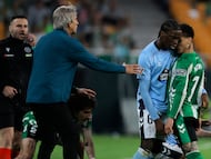 Manuel Pellegrini trata de evitar una pelea.