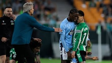 Manuel Pellegrini trata de evitar una pelea.