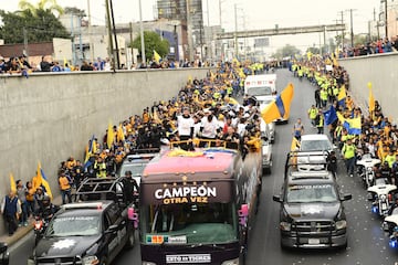 El equipo campeón del Apertura 2017 desfiló por las calles de la ciudad de Monterrey tras la obtención del título tras derrotar a Rayados.