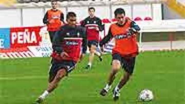 <b>EN EL MOLINÓN</b>. Los jugadores del Sporting se entrenaron ayer por la tarde en el estadio rojiblanco. Yago e Ismael serán titulares de nuevo.