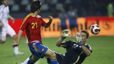 Silva marca uno de sus dos goles en el último triunfo de España en Grecia (2-3) en agosto de 2007.